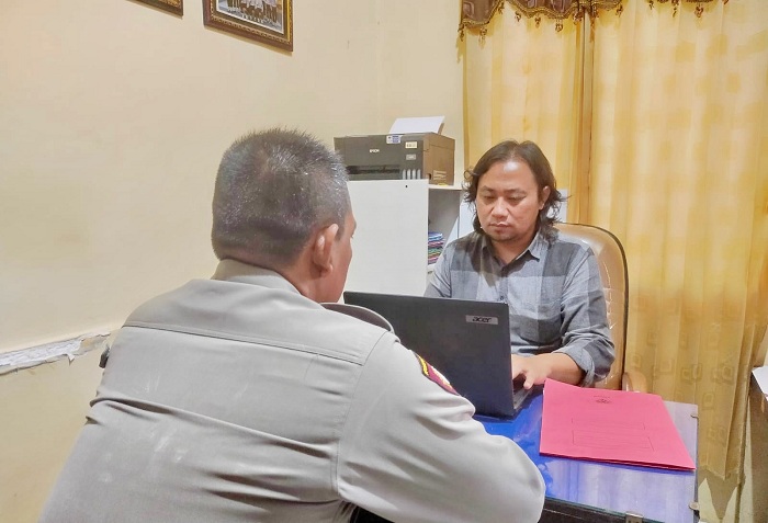 DIPROSES: Anggota Sipropam Polres Sampang saat menginterogasi Aipda Suparto di kantornya Selasa (27/5). (HUMAS POLRES SAMPANG UNTUK JPRM)