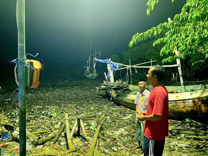 HILANG: Warga saat mencari Muh. Fahral di Dusun Biyan Barat, Desa Kaduara Barat, Kecamatan Larangan, Pamekasan, Rabu (28/5). (AYU LATIFAH/JPRM)