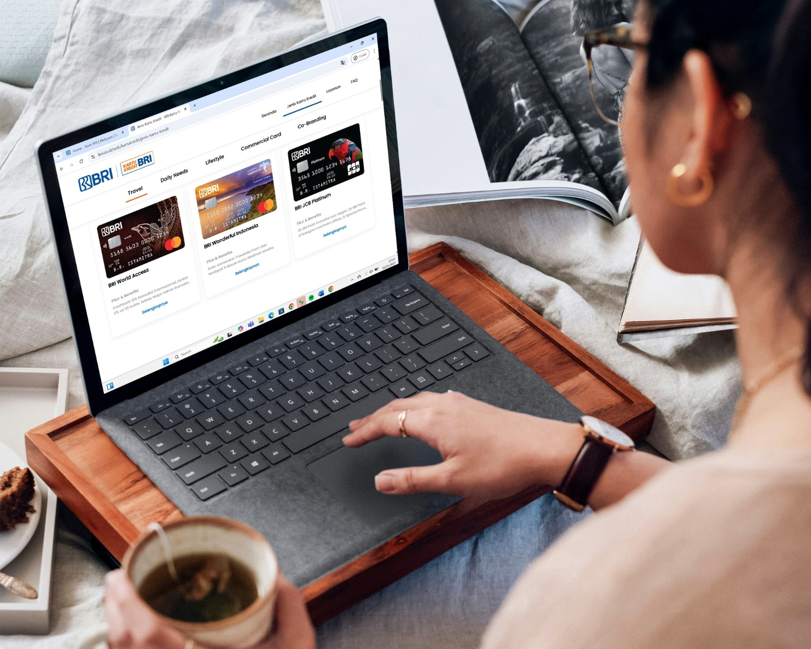 EFISIEN: Nasabah sudah bisa memproses kartu kredit BRI Easy melalui online.