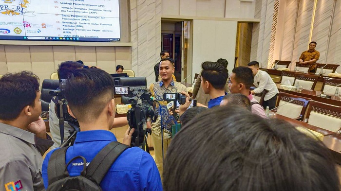 CARI SOLUSI: Ketua APTMA Holili memberikan keterangan pers usai melakukan audiensi dengan Komisi XI DPR RI, Rabu (28/5). Insert: Ketua P4TM Khairul Umam. (APTMA UNTUK JPRM)