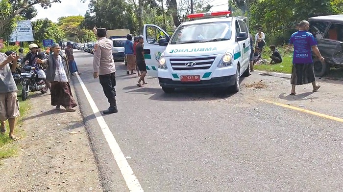 RAWAN: Anggota Satlantas Polres Sampang mendatangi TKP laka lantas di Desa Torjun, Kecamatan Torjun, Sampang, Jumat (30/5). (SATLANTAS UNTUK JPRM)