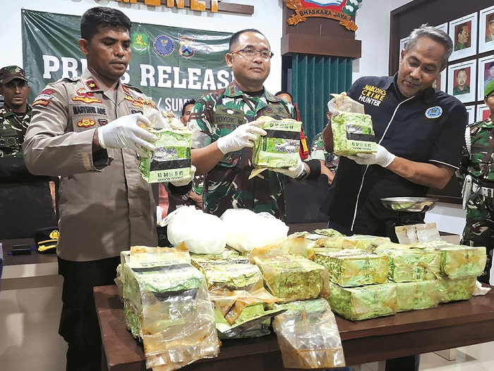 BARANG BUKTI: Puluhan bungkus narkotika jenis sabu yang ditemukan di perairan Pulau Masalembu diperlihatkan di Kantor Kodim 0827 Sumenep Jumat (20/5). (MOH. LATIF/JPRM)
