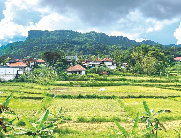 MENAKJUBKAN: Keindahan Bukit Maha Waru, Pamekasan, dilihat dari kejauhan, Jumat (30/5). (MOH. IQBAL AFGANI/JPRM)