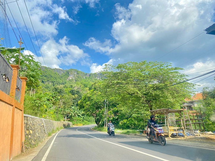 DATARAN TINGGI: Pengendara sepeda motor melintas di lereng puncak Bukit Maha Waru dari Jalan Raya Pakong-Waru, Pamekasan, Jumat (30/5). (MOH. IQBAL AFGANI/JPRM)
