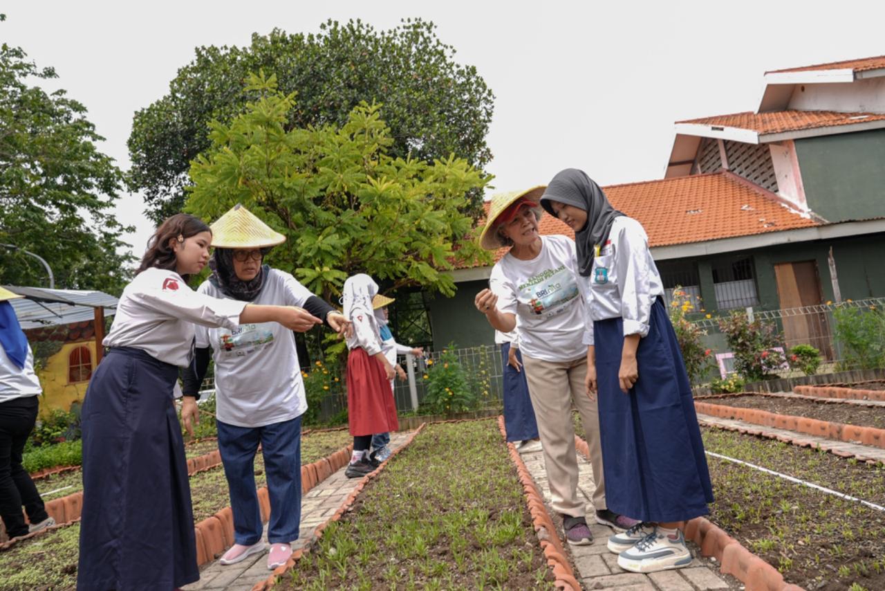 BERDAYA: Para perempuan kelompok usaha Kosagrha Lestari sedang budidaya sayur di Kelurahan Medokan Ayu, Surabaya.