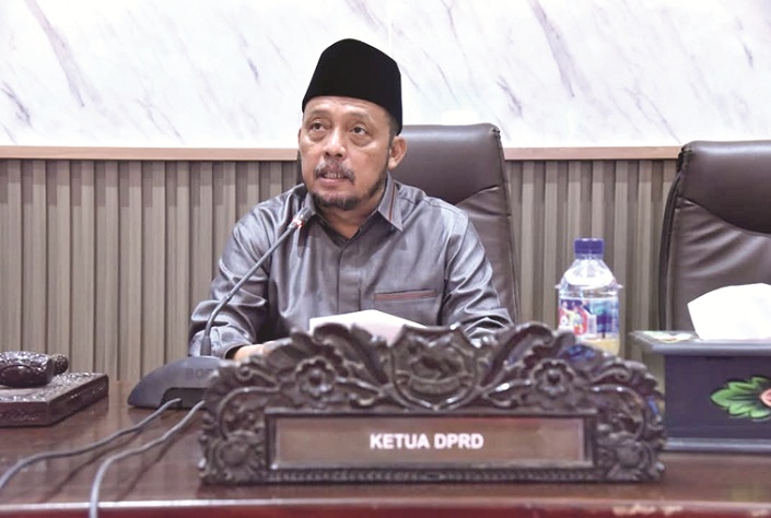 BERWIBAWA: Ketua DPRD Sumenep Zainal Arifin ketika memimpin rapat paripurna di gedung dewan. (DPRD UNTUK JPRM)
