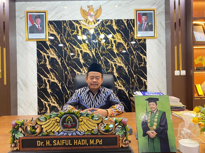 DISKUSI: Rektor UIN Madura Dr. Saiful Hadi, M.Pd saat ditemui di ruang kerjanya, Rabu (28/5). (MOH. IQBAL AFGANI/JPRM)