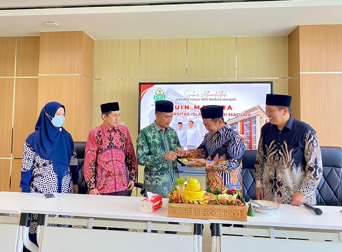 BAHAGIA: Rektor UIN Madura Dr. Saiful Hadi, M.Pd menyerahkan potongan tumpeng kepada Ketua Senat UIN Madura Dr. Achmad Muhlis, M.A, Rabu (28/5).&nbsp;(MOH. IQBAL AFGANI/JPRM)