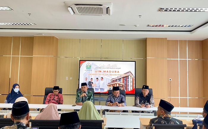 BERWIBAWA: Ketua Senat UIN Madura Dr. Achmad Muhlis, M.A menyampaikan sambutan terkait alih status kampus, Rabu (28/5). (MOH. IQBAL AFGANI/JPRM)