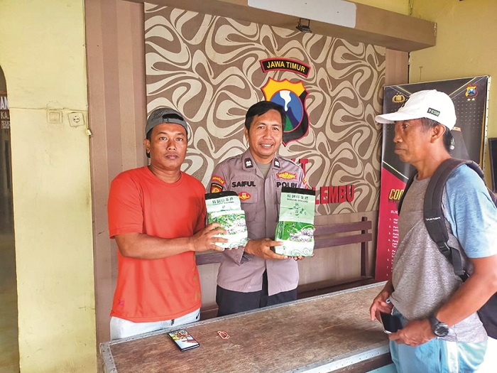 BARANG HARAM: M. Faqih didampingi Kadus Ambulung Zakariya menyerahkan narkotika jenis sabu ke Polsek Masalembu Minggu (1/6). (POLRES SUMENEP UNTUK JPRM)