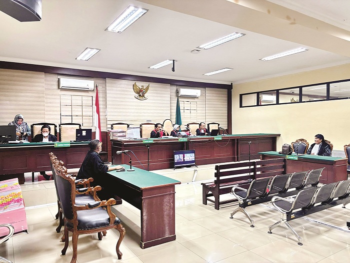 MENYIMAK: Terdakwa Zamahsyari mengikuti sidang replik dan duplik di Pengadilan Negeri Surabaya secara daring, Rabu (28/5). (KEJARI PAMEKASAN UNTUK JPRM)