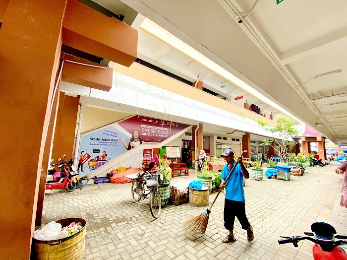 PUTARAN EKONOMI: Warga berada di sekitar Pasar Kolpajung, Pamekasan, Minggu (1/6). (MOH. IQBAL AFGANI/JPRM)