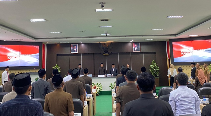 KOMPAK: Dari kiri, Bupati Pamekasan KH Kholilurrahman, Plh Ketua DPRD Pamekasan Khairul Umam, Wakil Ketua Ismail dan Moh. Khomarul Wahyudi dalam sidang paripurna Senin (2/6). (MOH. IQBAL AFGANI/JPRM)