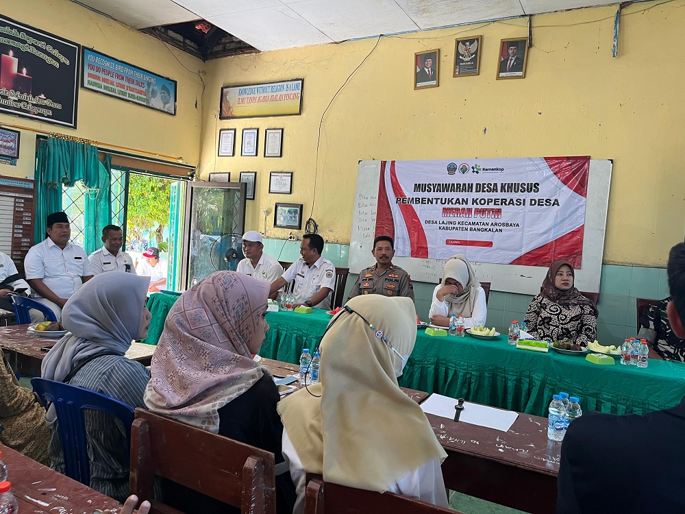 DIKEBUT: Perwakilan DPMD Bangkalan beserta Forkopimcam Arosbaya melaksanakan pembentukan Kopdes Merah Putih di Desa Lajing, Rabu (14/5).