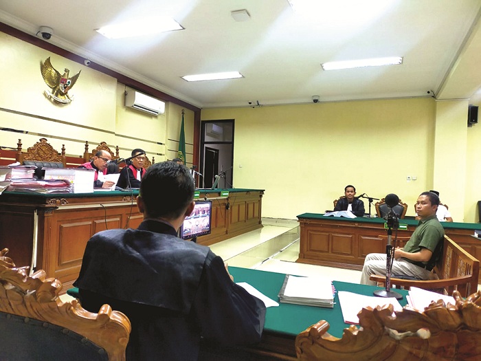 BERI KETERANGAN: Anggota DPRD Sampang Mahfud menghadiri sidang sebagai saksi perkara dugaan tipikor hibah pokmas Kecamatan Tambelangan di Pengadilan Tipikor Surabaya Selasa (3/6). (KEJARI UNTUK JPRM)