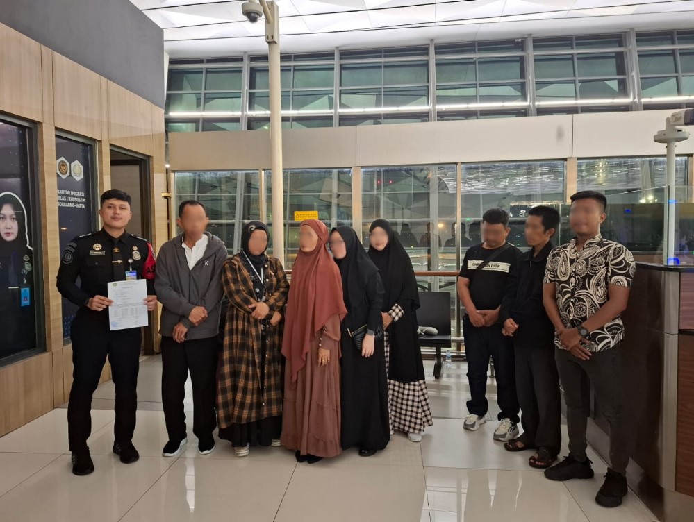 PENCEGAHAN: Petugas imigrasi usai memeriksa warga yang berencana untuk bepergian ke luar negeri.