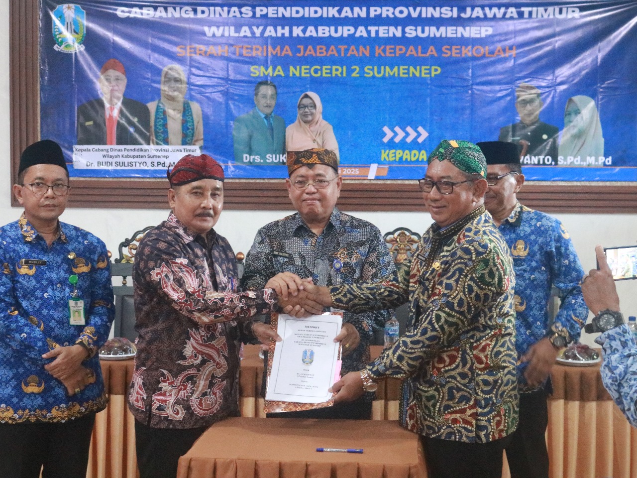 SUKSES: Kacabdindik Jatim Wilayah Sumenep Budi Sulistyo (tengah) saat menyaksikan sertijab Kepala SMAN 2 Sumenep di aula sekolah kemarin.