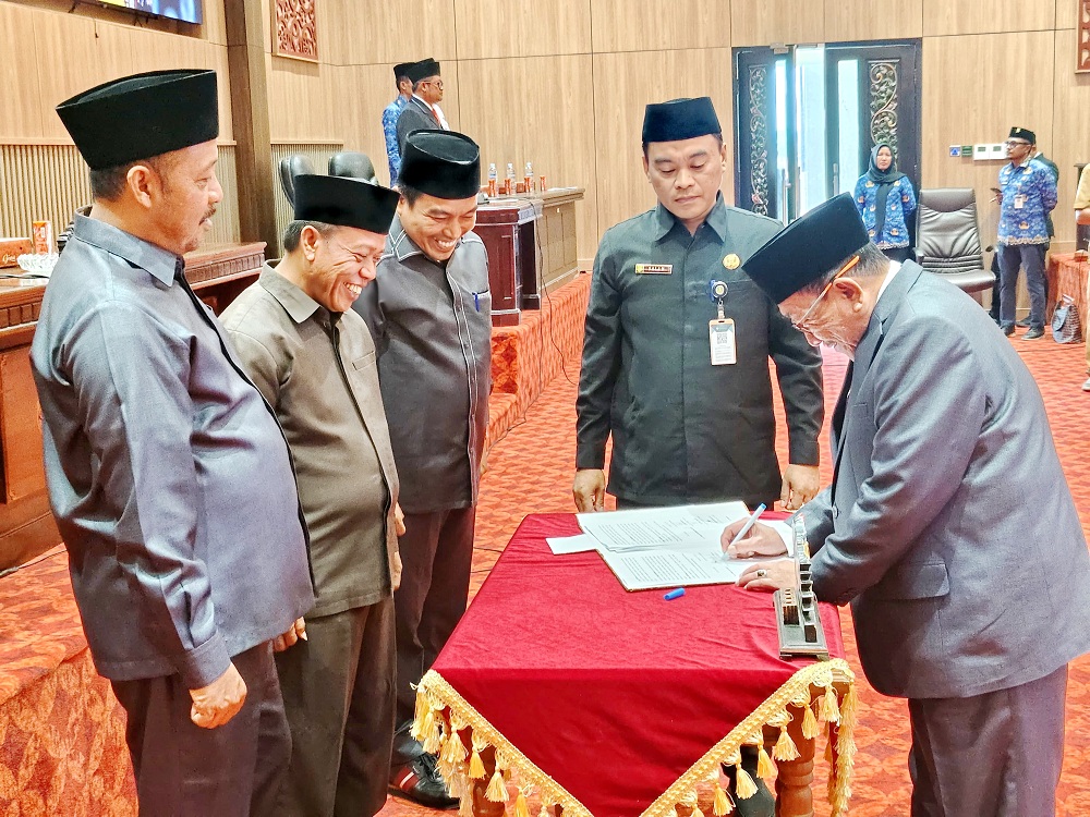 KOMPAK: Wabup Sumenep Imam Hasyim bersama Ketua DPRD Sumenep Zainal Arifin menandatangani persetujuan atas dua raperda saat sidang paripurna di kantor dewan kemarin.