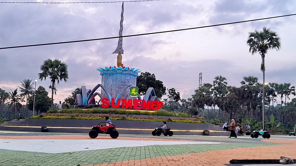SIMBOL: Sejumlah warga sedang berlibur di Tugu Keris, yang terletak di Desa Sendang, Kecamatan Pragaan, Sumenep, Sabtu (31/5).