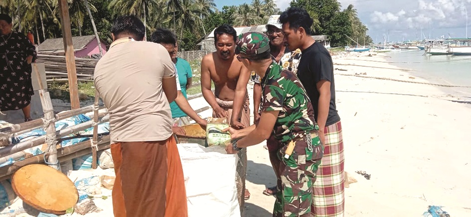 DIAMANKAN: Barang bukti narkotika jenis sabu-sabu diamankan petugas di pantai Desa Sukajeruk, Kecamatan Masalembu, Sumenep, Kamis (29/5). (KORAMIL UNTUK JPRM)