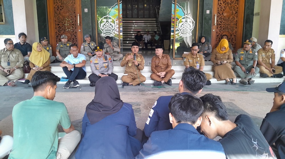 EVALUASI KINERJA: Puluhan mahasiswa UTM menggelar aksi mengevaluasi seratus hari kerja bupati Bangkalan kemarin.