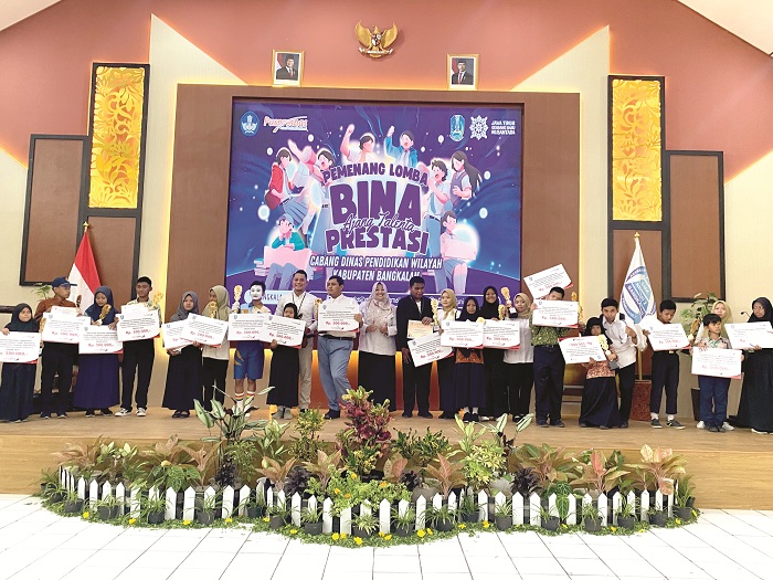 PEDULI PENDIDIKAN: Kepala Cabdindik Provinsi Jatim Wilayah Bangkalan Pinky Hidayati (tengah) berfoto bersama siswa berprestasi di SMKN 2 Bangkalan Rabu (4/6). (JUPRI/JPRM)