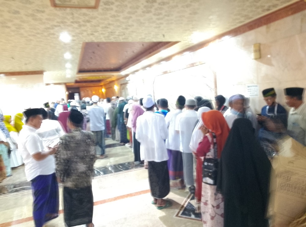 ANTUSIAS: Jamaah Haji Bangkalan sedang antri untuk makan, kemarin (3/6)
