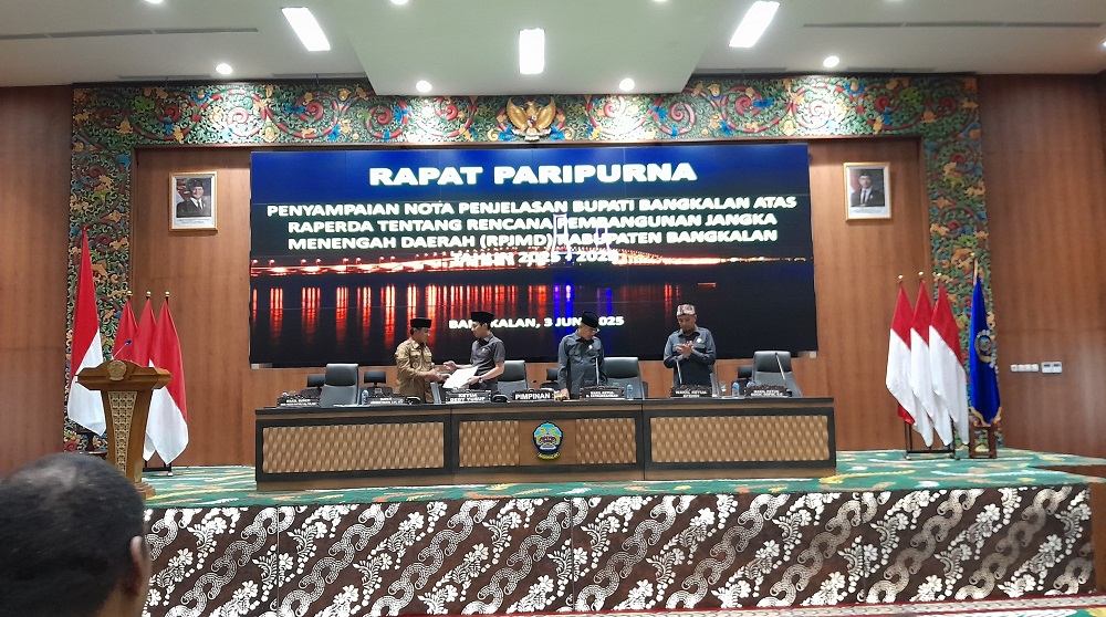 DOKUMEN: Bupati Lukman Hakim (kiri) menyerahkan dokumen RPJMD 2025&ndash;2029 kepada Ketua DPRD Bangkalan Dedy Yusuf kemarin.