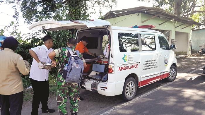 EVAKUASI: Jasad Marhamah dibawa ke RSUD Syamrabu Bangkalan untuk menjalani pemeriksaan lebih lanjut Rabu (4/6). (M. KHOLIL RAMLI/JPRM)