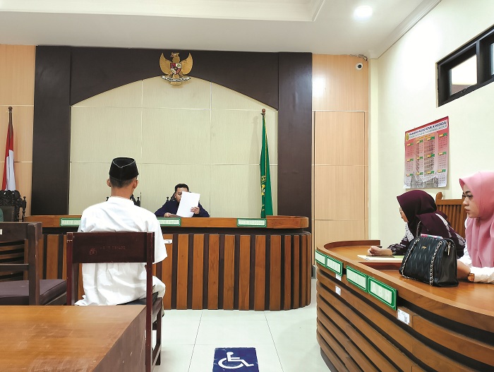 BABAK AKHIR: Terdakwa M saat mengikuti sidang dengan agenda pembacaan putusan di Pengadilan Negeri Sampang Rabu (4/6). (UBAIDILLAHIR RAIE/JPRM)