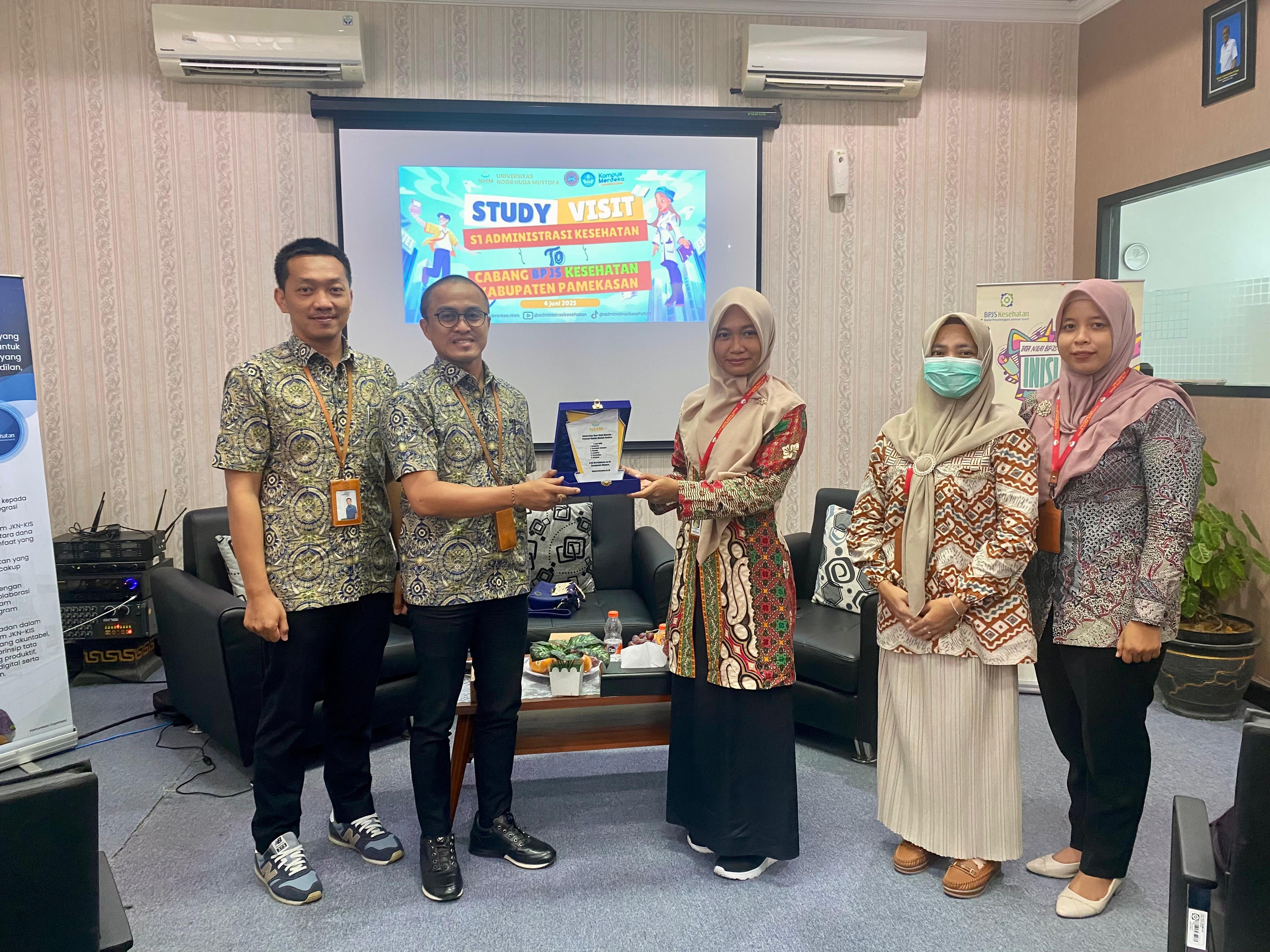 PERKUAT KERJASAMA: Kaprodi S1 Administrasi Kesehatan UNHM Enggal Sari memberikan cindera mata kepada Kabag SDMUK&nbsp;BPJS Kesehatan Cabang Pamekasan Ary&nbsp;Udiyanto, Rabu (4/6).