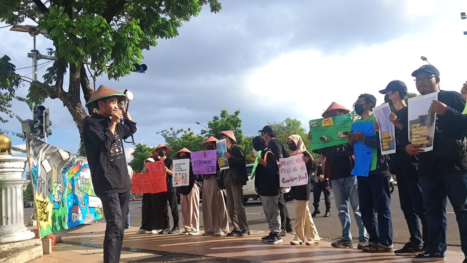 AKSI: Sejumlah aktifis lingkungan menyuarakan kegelisahannya agar merevisi RTRW dan stop tambang ilegal di Jawa Timur