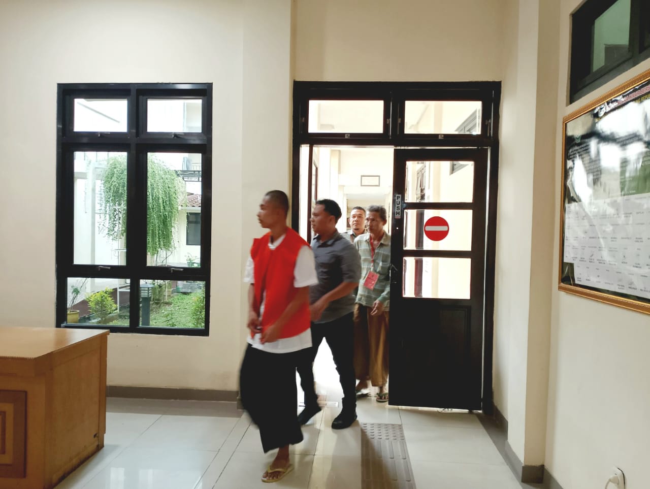 DIADILI: Terdakwa Muzammil digiring petugas di PN Sampang usai sidang Selasa&nbsp;(27/5). (UBAIDILLAHIR RAIE/JPRM)