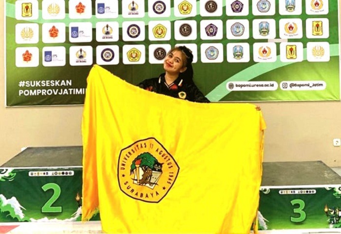 BERPRESTASI: Ruah Dwi Kurnia Atlet FOPI Sampang berpose di podium Kejuaraan Pomprov Jatim usai meraih juara dua di Unesa, Minggu&nbsp;(1/6). (FOPI UNTUK JPRM)