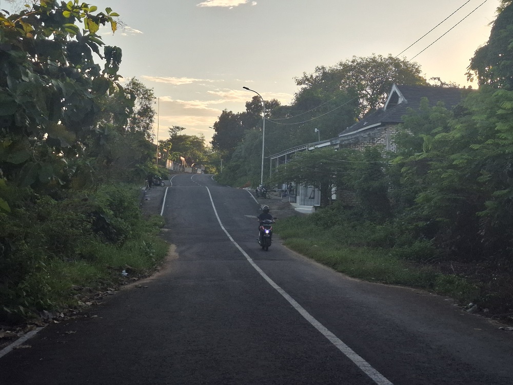 MINIM PERAWATAN: Warga melintas di Jalan Kabupaten lingkar utara Desa Kebunan, Kecamatan Kota, kemarin