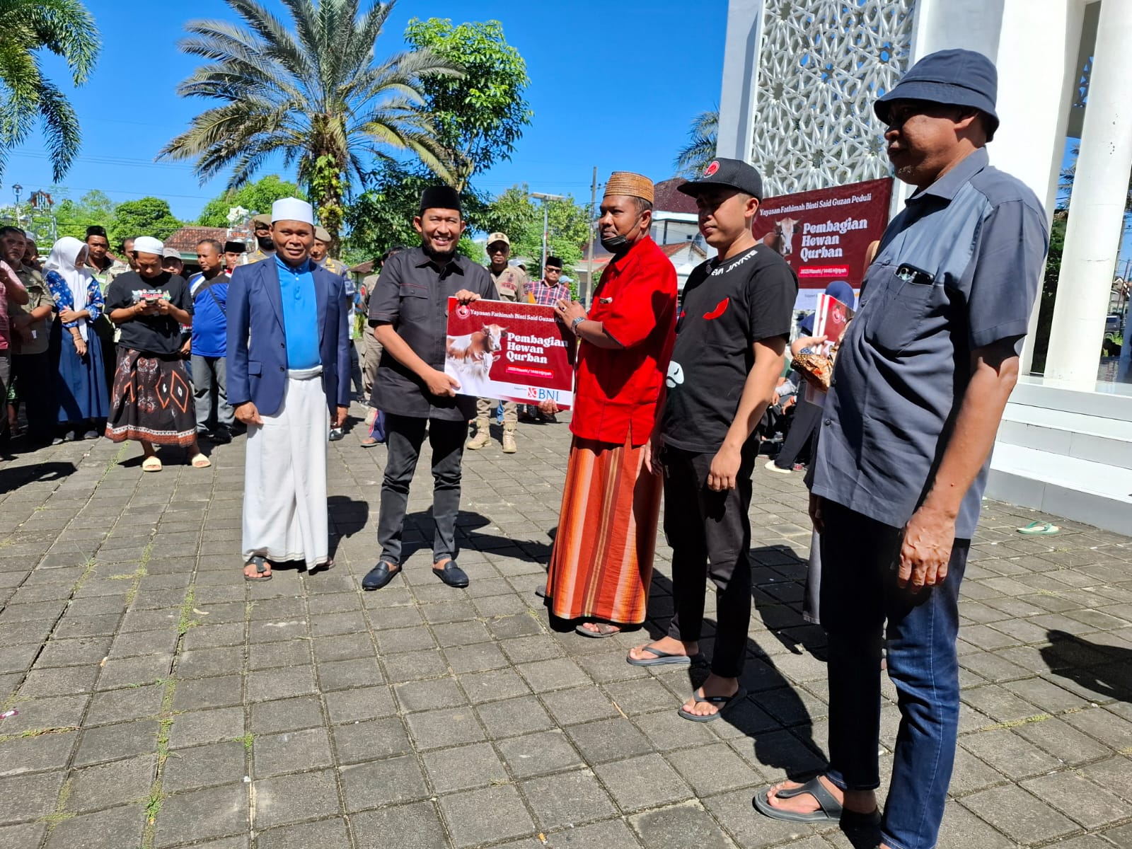 SIMBOLIS: Bupati Sumenep Achmad Fauzi Wongsojudo (kopyah hitam) menyerahkan hewan kurban dari Yayasan Fatimah Binti Said Guzan Peduli di masjid Fathimah Binti Said Ghauzan Kecamatan Manding, Sumenep.
