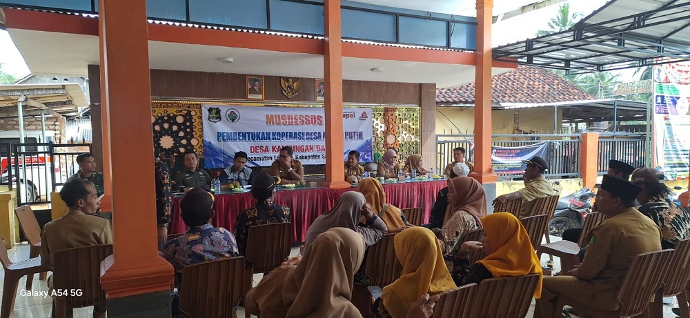 MUSDESUS: Camat Lenteng Supardi (empat dari kanan, depan) mengikuti musyawarah desa khusus di Desa Kambingan Barat, Selasa (20/5).