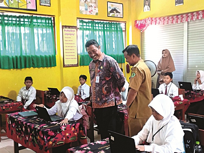 MONITORING: Kepala Dispendikbud Pamekasan Mohammad Alwi didampingi Kabid Pembinaan SD Taufik Hidayat meninjau KBM di SDN Jungcangcang 1, November 2024. (NURUL UNTUK JPRM)