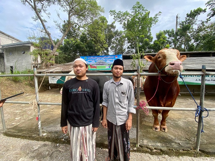 KOMPAK: Lora Abbas (kiri) bersama Lora Izzu (kanan) berfoto bersama di depan hewan ternak di Katandur Farm, Senin (19/5). (MOH. IQBAL AFGANI/JPRM)