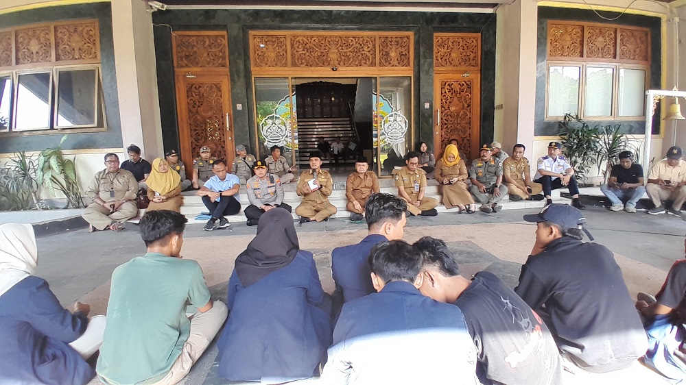 HUMBLE: Bupati Bangkalan Lukman Hakim berdialog dengan mahasiswa UTM saat berdemo di kantor pemkab, Selasa (3/6).