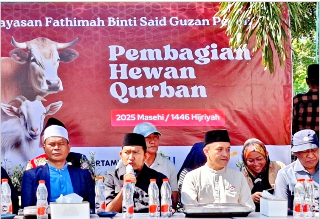 SUKSES: Bupati Sumenep Achmad Fauzi Wongsojudo menyampaikan sambutan dalam kegiatan penyerahan sapi kurban milik Yayasan Fathimah Binti Said Gauzan Peduli di  Kecamatan Manding, Sumenep Kamis (5/6).