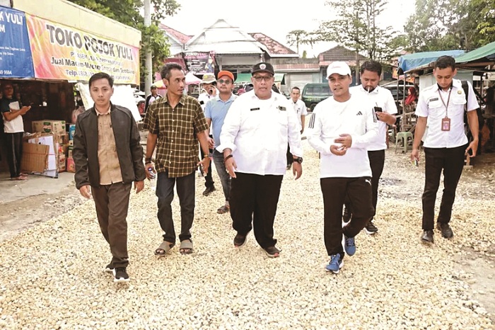 TURUN KE LAPANGAN: Bupati Bangkalan Lukman Hakim meninjau perbaikan di Kecamatan Sepulu, Rabu (21/5). (HUMAS PEMKAB UNTUK JPRM)