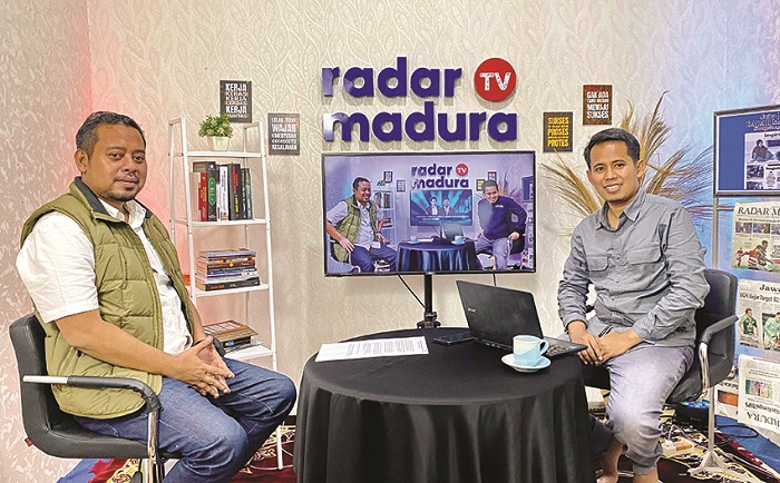 GAGASAN: Harisandi Savari (kiri) saat bersama Wakabiro Pamekasan Moh. Ali Mukhsin di kegiatan podcast beberapa waktu lalu. (FAHMI JALIL/JPRM)