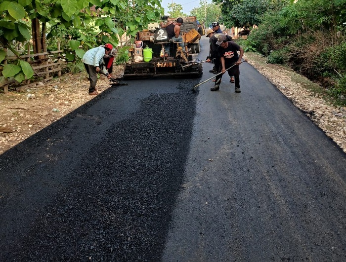 TELITI: Proses pengaspalan jalan di Kecamatan Kangayan, Pulau Kangean, pada 2024 lalu. (FADLAN UNTUK JPRM)