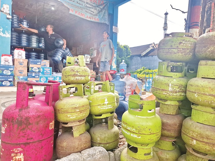 LANGKA: Pemilik pangkalan elpiji melayani pelanggannya di Jalan Trunojoyo, Desa Kolor, Kecamatan Kota Sumenep, Minggu (8/6). (MOH. LATIF/JPRM)