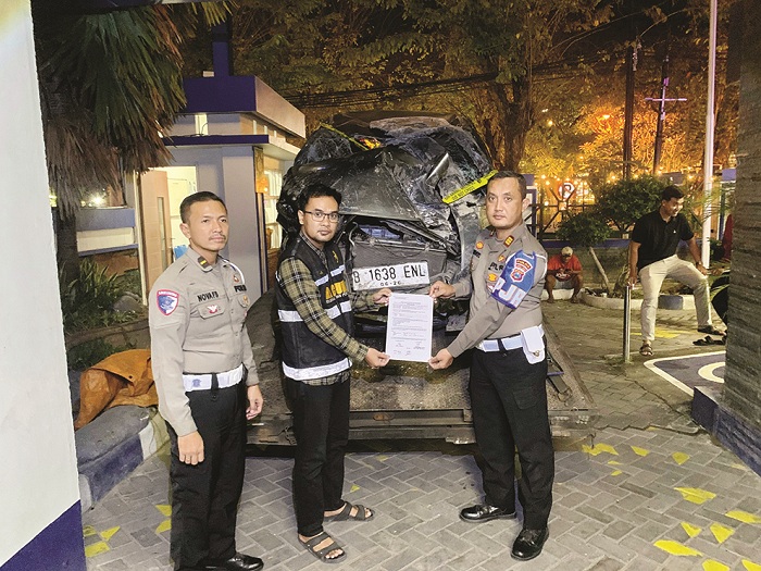 DILIMPAHKAN: Kanit PJR VIII Suramadu Ditlantas Polda Jatim AKP Darwoyo menyerahkan tiga tersangka penyelundupan rokok bodong ke kantor Bea Cukai Madura, Sabtu (7/6). (PJR VIII SURAMADU UNTUK JPRM)
