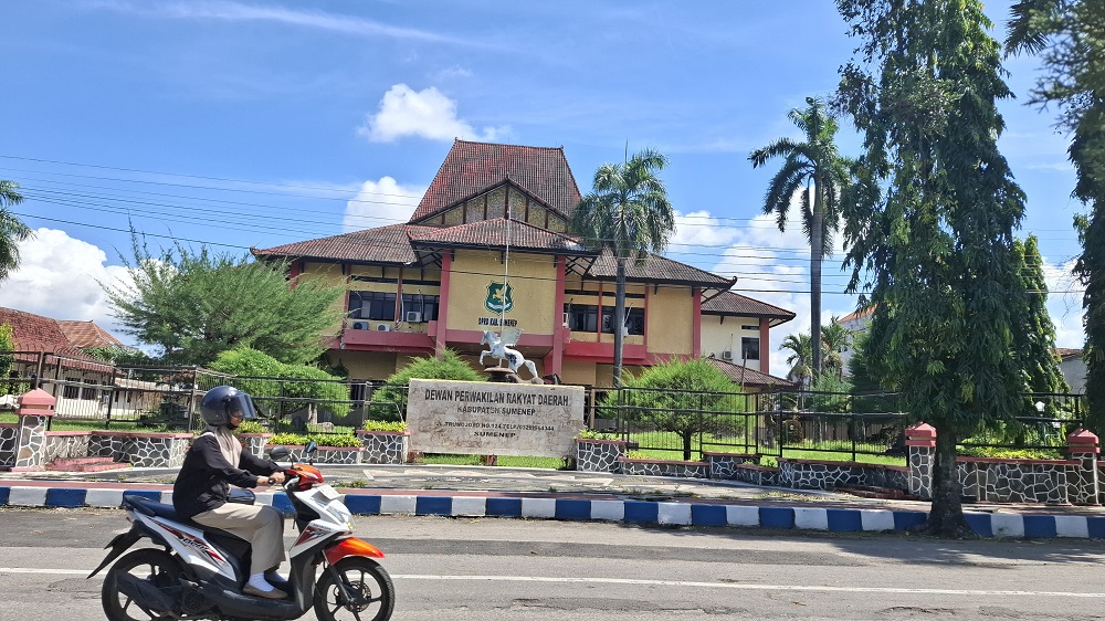 ASET PEMKAB: Pengendara melintas di depan eks kantor DPRD lama yang direncanakan menjadi MPP di Kelurahan Bangselok, Kecamatan Kota, kemarin.
