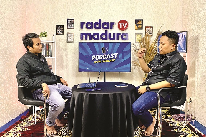 PEMBERDAYAAN: Wakil Biro Pamekasan Moh. Ali Mukhsin (kiri) didampingi Nurul Huda di podcast Radar Madura TV beberapa waktu lalu. (FAHMI JALIL/JPRM)
