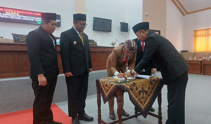 DISAHKAN: Wakil Ketua DPRD Sampang Moh. Iqbal Fathoni menandatangani berita acara pengesahan perda kawasan tanpa rokok di kantor dewan Senin (2/6).