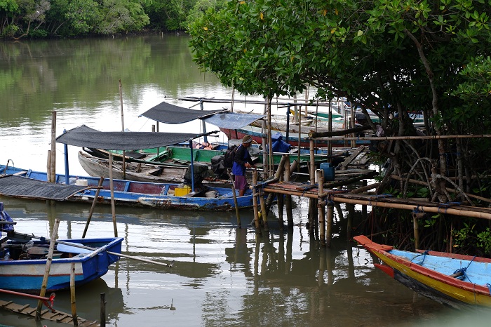 SUMBER PENGHASILAN: Nelayan di Desa Martajasah, Bangkalan, beraktivitas di perahunya Senin (9/6). (VIVIN AGUSTIN HARTONO/JPRM)